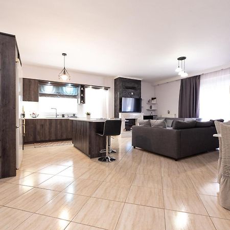 Sea And Airport Apartment Артемида Екстериор снимка
