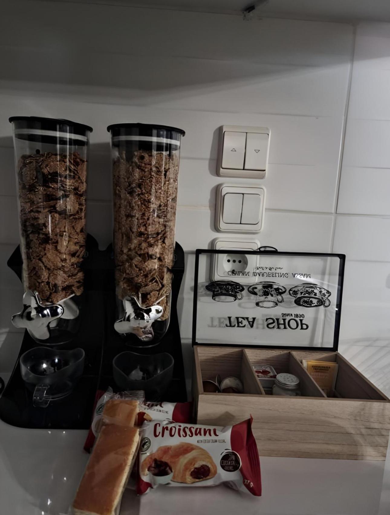 Sea And Airport Apartment Артемида Екстериор снимка