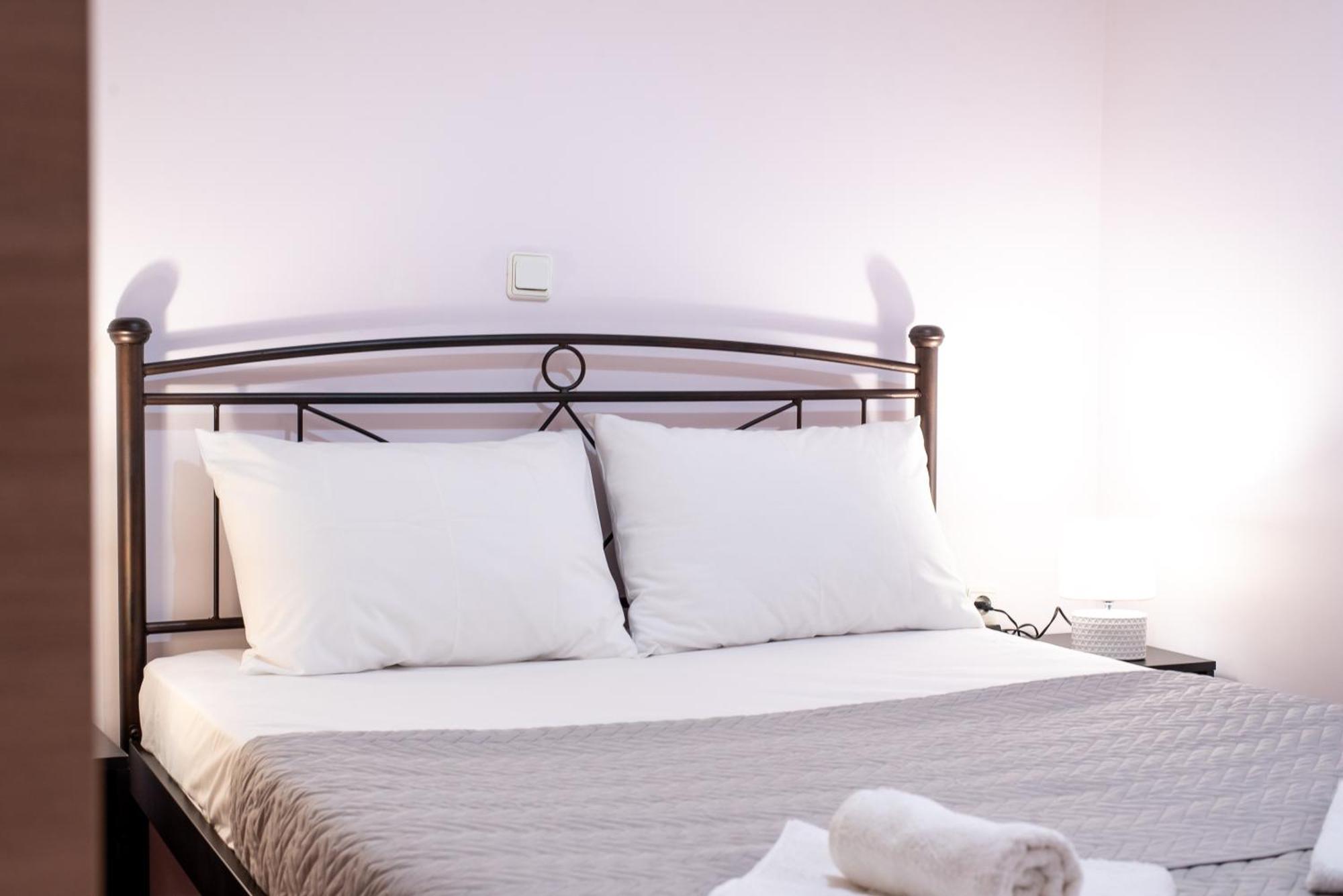 Sea And Airport Apartment Артемида Екстериор снимка