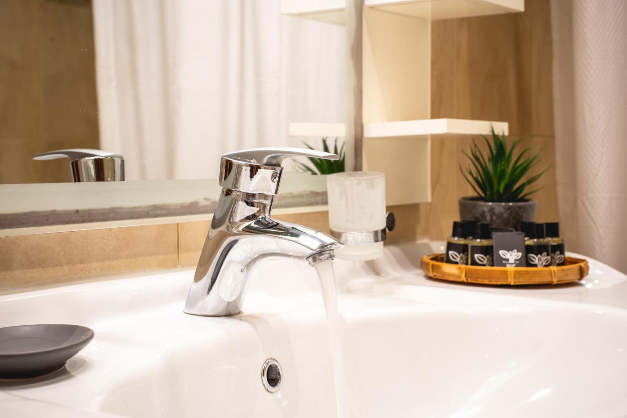 Sea And Airport Apartment Артемида Екстериор снимка