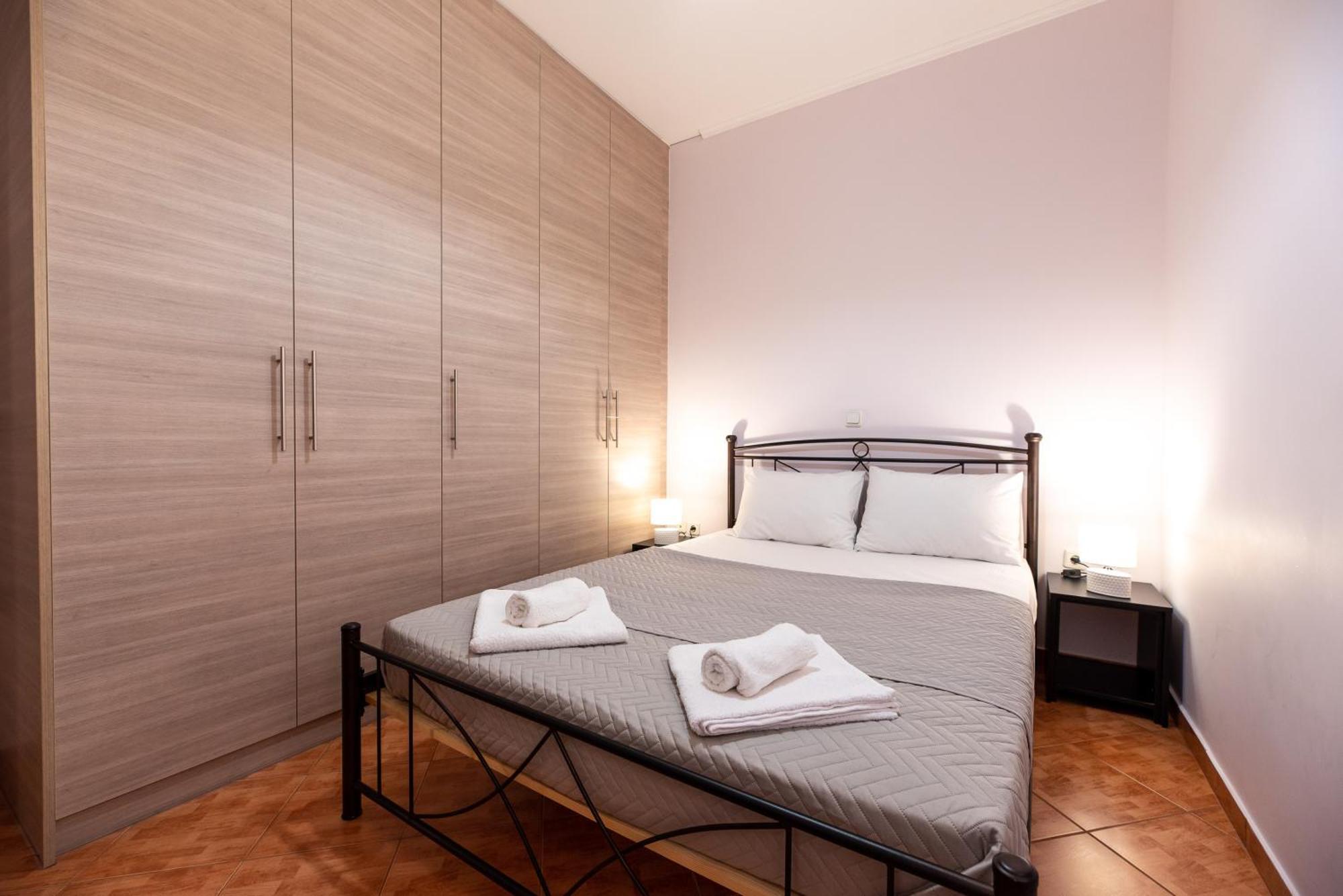 Sea And Airport Apartment Артемида Екстериор снимка